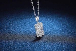 Détail du collier en argent S925 avec pendentif en moissanite sur un fond bleu foncé