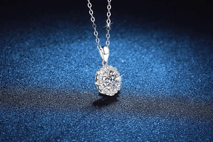 Détail macro du pendentif pétale en argent S925 avec Moissanite étincelante de 1ct
