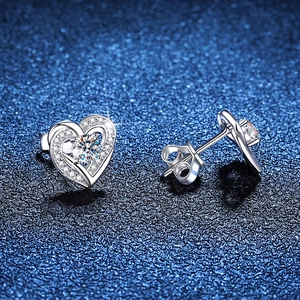 Sparkling S925 sterling silver heart-shaped stud earrings with D color moissanite centers