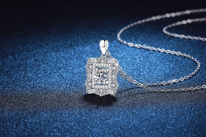 Détail macro du collier en argent S925 avec pendentif rectangulaire en moissanite brillante