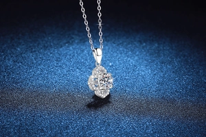Detailed view of S925 silver four-leaf clover pendant with 1ct moissanite gemstone