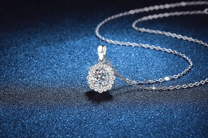 Vue latérale macro du collier avec pendentif fleur en argent S925 sur fond bleu foncé
