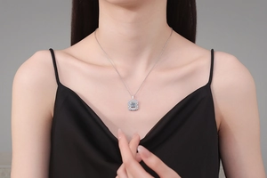 Gros plan d'un collier avec pendentif carré en moissanite de 1 carat sur un mannequin