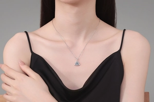 Dettaglio della collana in argento S925 con ciondolo triangolare in Moissanite lucido