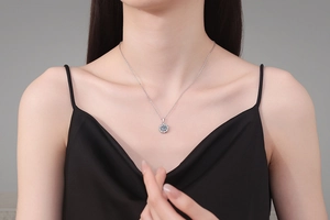 Détail du collier en argent S925 avec pendentif fleur en moissanite bleue brillante