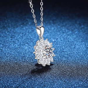Halskette aus S925 Sterlingsilber mit Sonnenblumen-Anhänger und glänzendem Moissanit-Stein