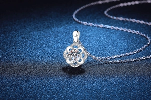 Detailed close-up of a S925 silver clover pendant featuring a 1-carat moissanite stone