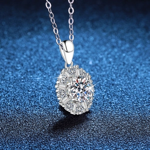 S925 Sterling Silber Halskette mit 1 Karat Sonnenblumen Moissanit Anhänger auf blauem Grund