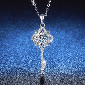 Elegant S925 sterling silver four-leaf clover key pendant necklace with moissanite stones
