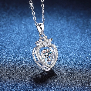 Élégant collier cœur en argent 925 avec détail couronne et pendentif moissanite 1ct