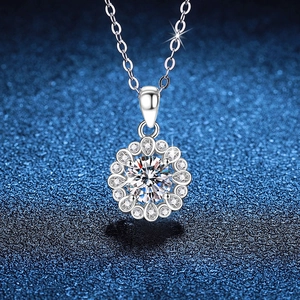 Collier Pendentif Moissanite 1 Carat en Argent Sterling S925 pour Femme Design Pétale de Fleur Halo Bijoux de Luxe Cadeau