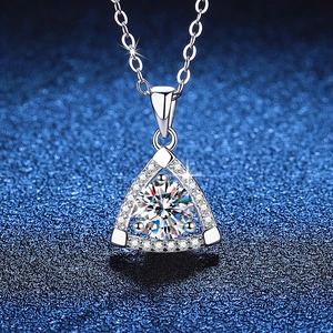 Collana in argento sterling S925 con pendente a triangolo geometrico e moissanite 1ct