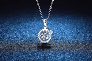 Détail macro du pendentif fleur en argent S925 avec pierre centrale moissanite 1ct