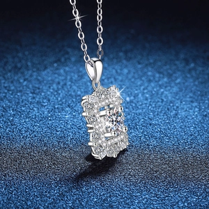 Élégant collier en argent sterling S925 avec un pendentif rectangulaire en moissanite