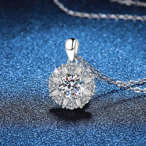 Elegante 1 Karat Moissanit Sonnenblume Halskette aus S925 Silber mit Halo-Anhänger-Design