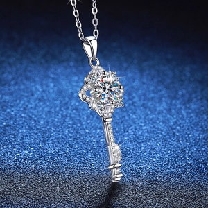 S925 sterling silver four-leaf clover key pendant necklace with 1 carat moissanite gemstone