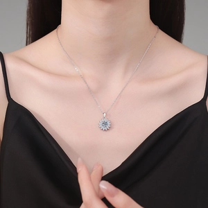 Funkelnde S925 Sterlingsilber Sonnenblumenkette mit 1 Karat Moissanit Anhänger am Modell