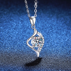 Elegant S925 sterling silver heart-shaped pendant necklace with a 1ct moissanite gemstone