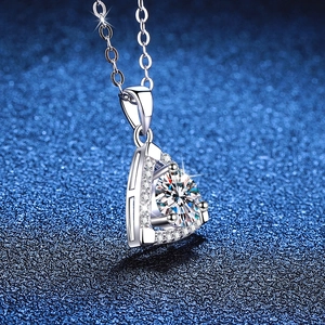 Collana in argento S925 con pendente geometrico a triangolo e moissanite da 1 carato