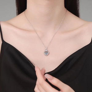 Élégant collier cœur en argent sterling S925 avec pendentif couronne en moissanite