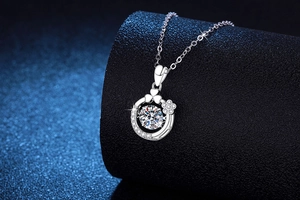 Vue détaillée du pendentif fleur en Moissanite 1ct avec pierre dansante en argent fin S925
