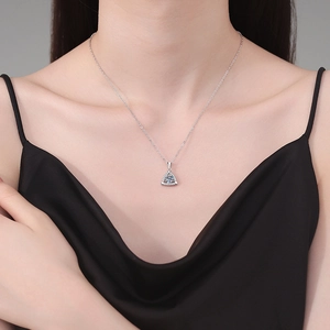 Collana geometrica in argento S925 con pendente in moissanite da 1 carato indossata da modella