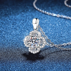 S925 sterling silver four-leaf clover necklace with sparkling 1ct moissanite pendant