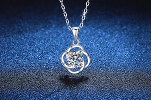Gros plan d'un collier en argent s925 avec pendentif trèfle rotatif et moissanite 1ct