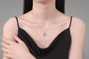 Détail d'un collier pendentif fleur en moissanite bleue de 1 carat sur un modèle