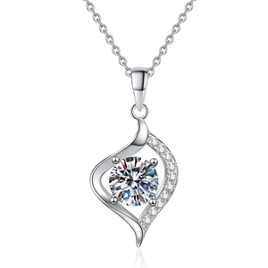 Elegant S925 sterling silver heart necklace with 1 carat moissanite solitaire pendant
