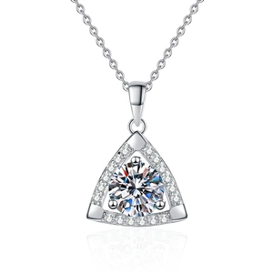 Collana in argento sterling S925 con ciondolo a triangolo geometrico e moissanite 1ct