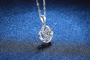 Gros plan du pendentif moissanite 1 carat sur chaîne en argent s925 avec détails de luxe