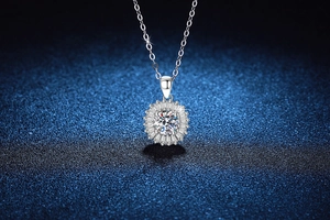 Détail du collier en argent S925 avec Moissanite ronde de 1 carat et serti halo