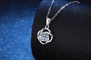 Détail du pendentif en moissanite avec design trèfle rotatif en argent sterling 925