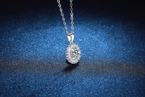 Gros plan du pendentif tournesol en argent S925 avec Moissanite 1ct sur chaîne O