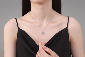 Détail du collier en argent S925 avec pendentif fleur rotatif en moissanite 1 carat