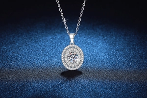 Détail macro du collier en argent S925 avec pendentif halo en moissanite de 1ct
