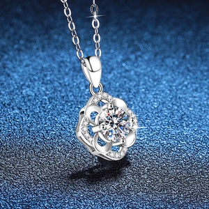 S925 sterling silver four-leaf clover pendant necklace with 1-carat moissanite stone