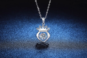 Détail du pendentif en forme de couronne avec moissanite ronde de 1 carat au centre
