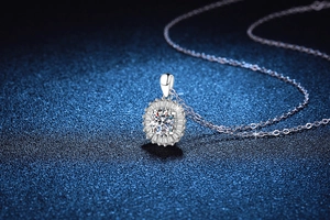 Détail macro du pendentif tournesol en argent S925 avec une pierre moissanite de 1 carat