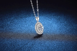 Gros plan détaillé du pendentif tournesol en argent S925 serti de moissanite brillante