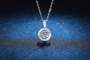 Vue macro du collier en argent sterling S925 avec un pendentif moissanite rond de 1 carat