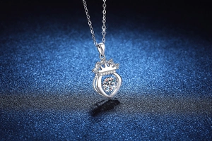 Gros plan du pendentif cœur couronne en argent S925 avec une moissanite scintillante
