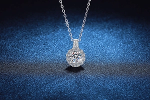 Gros plan du collier en argent s925 avec pendentif en moissanite sur fond bleu
