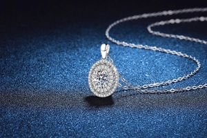 Vue macro du pendentif Moissanite 1 carat avec chaîne en argent S925 sur fond bleu
