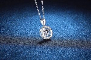 Vue détaillée du collier en argent S925 avec pierre moissanite sur fond bleu sombre