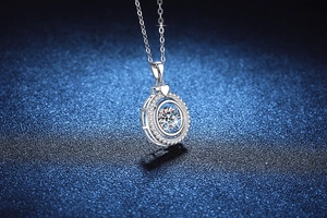 Makroaufnahme der S925 Sterlingsilber Kette mit tanzendem Moissanit Anhänger im Doppelhalo