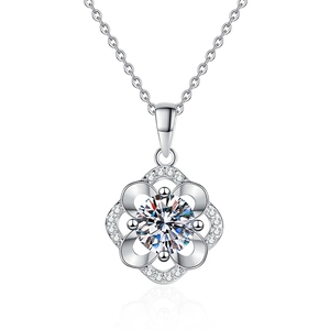 S925 sterling silver four-leaf clover pendant necklace with 1 carat moissanite stone