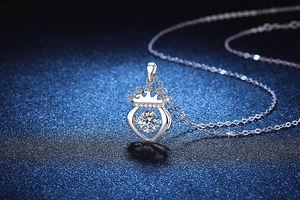 Détail macro du pendentif couronne cœur avec moissanite scintillante de 1 carat
