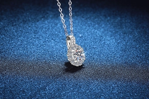 Détail du collier halo en argent s925 avec un diamant brillant en moissanite ronde